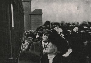 Offizielle Bekanntmachung des Todes von König Edward VII. vor dem Buckingham Palace, Mai 1910 von Unbekannt