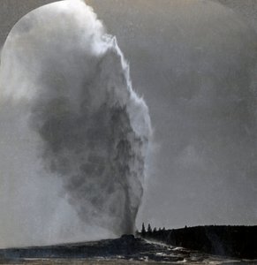 Old Faithful, Königin der Geysire, Yellowstone-Nationalpark, Wyoming, USA, 1904 von Unbekannt