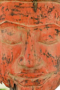 Alter Holz-Buddha. Opfergaben im Wat Phnom Tempel, Siem Reap, Kambodscha von Unbekannt
