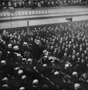 Am 27. Januar sprach Herr Churchill vor einem Publikum in der Free Trade Hall, Manchester, 1913, 1945
