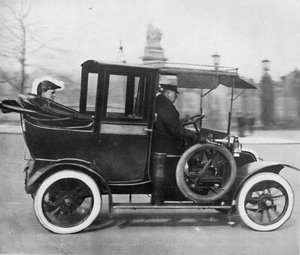 Am 2. März 1911 ging Innenminister Mr. Winston Churchill zum Palast, 1911