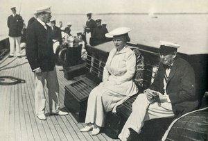 Auf der Britannia mit König George und Sir Charles Cust, um 1920 von Unbekannt