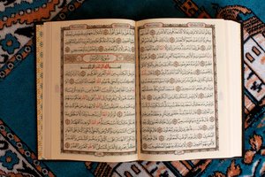 Offener Koran und Gebetsteppich, Tunesien