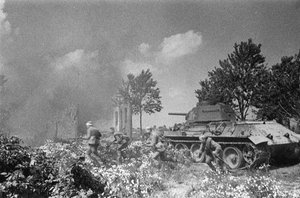 Operation Kutuzov. Sowjetische Truppen folgen ihren Panzern in der Nähe von Orel