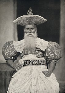 Ortsvorstand in Kandy in der altsinghalesischen Tracht, 1926