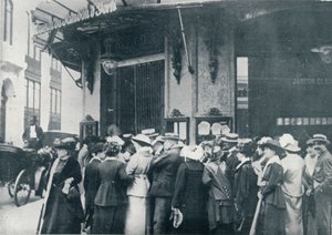 Vor einem der Pariser Lebensmittelgeschäfte, als eine Belagerung der Stadt befürchtet wurde, um 1914