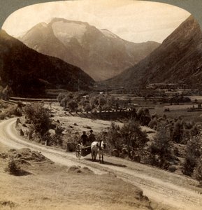Über fruchtbare Felder des Vide-Tals, nahe Skaare, zu den eisigen Höhen von Herrn Skaala, 6360 Fuß, Norwegen von Unbekannt