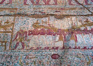 Bemaltes Relief, das ein Ra-Sonnenboot in einer Prozession zeigt, Antikes Ägypten von Unbekannt