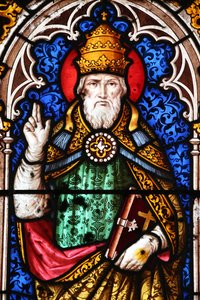 Papst Alexander I. (Papst von 107 bis 116) - Kirche Saint Fargeau: Buntglasfenster von Unbekannt