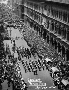 Parade am Kenotaph, Martin Place, Sydney, New South Wales, 1945 oder 1946 von Unbekannt