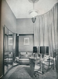 Teil eines Boudoir-Ankleidezimmers in taubengrauem Satin und verchromtem Metall, von Eugene Printz