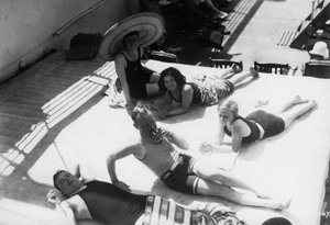 Passagiere sonnen sich an Bord eines Kreuzfahrtschiffs, um 1920er-1930er Jahre