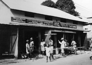 Menschen vor einem Bestattungsunternehmen, Sierra Leone, 20. Jahrhundert