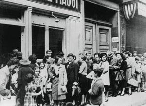 Menschen stehen vor einem Milchladen an, deutsch besetztes Paris, 26. Juli 1940