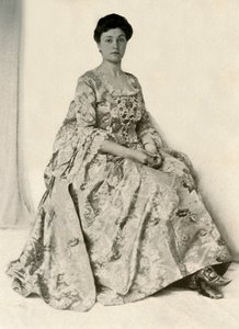Fotografie eines Kincob-Brokatstoffs mit seidenbesticktem Mieder, ca. 1750, 1937 von Unbekannt