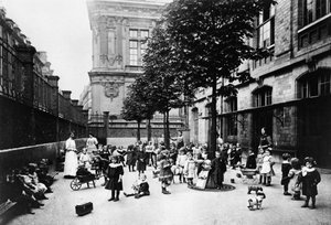Fotografie von Kindern in der Schule während der Pariser Kommune, 1871 von Unbekannt