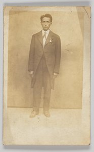 Fotopostkarte eines Mannes im Anzug, 1904-1918 von Unbekannt