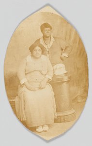 Fotopostkarte von zwei unbekannten Frauen, 1918-1930