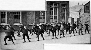 Körperliche Übungen an einer Londoner Schule, ca. 1900-1901 von Unbekannt