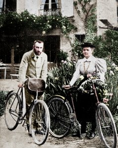 Pierre und Marie Curie, französische Physiker, bereiten sich auf eine Radtour vor von Unbekannt