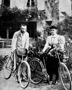 Pierre und Marie Curie, französische Physiker, bereiten sich auf eine Radtour vor