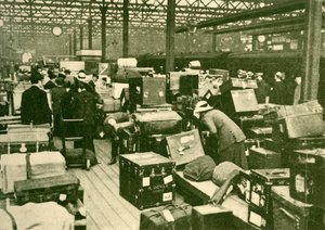 Gepäckstapel am Charing Cross Bahnhof, 1930 von Unbekannt