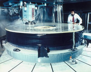 Polieren des Spiegels des Hubble-Teleskops von Unbekannt