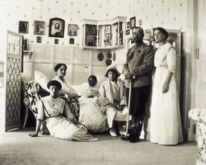Porträt von Zar Nikolaus II. (1868-1918) mit seiner Familie, von links nach rechts Tatiana, Alexandra (seine Frau), Anastasia, Maria und Olga, ca. 1910 von Unbekannt
