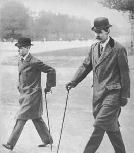 Prinz Edward geht mit Mr. HP Hansell, seinem Tutor, in Auteuil, Frankreich, 1912-1936