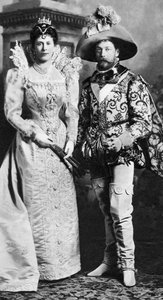 Prinz George und Mary von Teck in Kostümen, Devonshire House Ball von Unbekannt