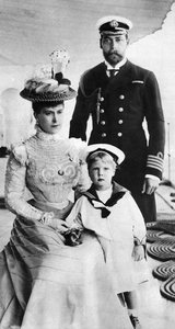 Prinz George und seine Frau Mary mit ihrem Sohn Edward, HMS Crescent, spätes 19. - frühes 20. Jahrhundert von Unbekannt