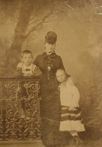 Prinzessin Ekaterina Mikhailovna Yurievskaya mit den Kindern Georgy und Olga, Ende der 1870er Jahre - Anfang der 1880er Jahre von Unbekannt