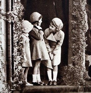 Prinzessin Elizabeth, Prinzessin Margaret und ihre Cousine Margaret Elphinstone während der Royal Highland Society im Princess Royal Park