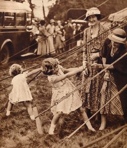 Prinzessin Elizabeth und Prinzessin Margaret ziehen an einem Strang, 1930er Jahre, 1935