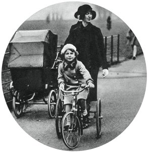Prinzessin Elizabeth fährt Dreirad, März 1932, 1937