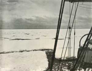 Durch schwere Eisschollen im Rossmeer drängen, ca. 1908, 1909 von Unbekannt