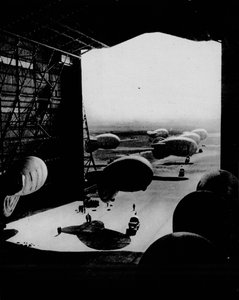 Einbringen von Sperrballons in einen Hangar, 1943