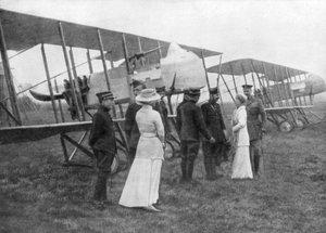 Königin Elisabeth von Belgien besucht alliierte Piloten, um 1915