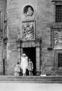 Königin Elizabeth mit den Prinzessinnen Elizabeth und Margaret Rose, Glamis Castle, Schottland, 1937