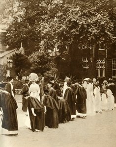 Königin Mary am Bedford College, London, 1913, 1935 von Unbekannt