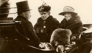 Königin Mary mit der Prinzessin Royal und Viscount Lascelles, 1923 von Unbekannt