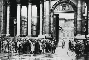 Schlange vor dem Informationsbüro für Zivilisten in der Abgeordnetenkammer, Paris, Juli 1940