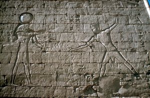 Ramses III. schlägt seine Feinde vor Amun-Ra, Totentempel, Medinat Habu, Ägypten, um 12. Jh. v. Chr. von Unbekannt