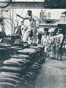 Empfang von Granaten für die Marinegeschütze auf dem Deck eines Schlachtschiffs von Unbekannt