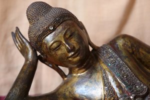Liegende Buddhastatue. Gretz, Frankreich