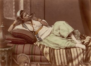 Rauchende liegende Frau von Unbekannt