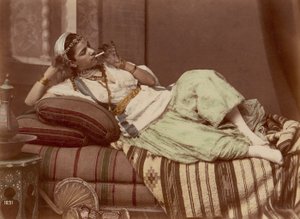 [Rauchende liegende Frau], 1870-90 von Unbekannt