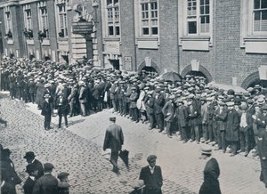 Rekruten warten vor dem Central London Recruiting Depot, 1914 von Unbekannt