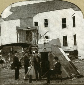 Flüchtlingslager, ehemalige Behausung in Trümmern im Hintergrund. Dies ist Erdbebenarbeit, 1906 von Unbekannt