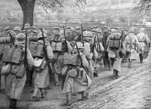 Französische Infanterie passiert eine Reihe von Gefangenen, Plessis-de-Roye, Picardie, Frankreich, 30. März 1918